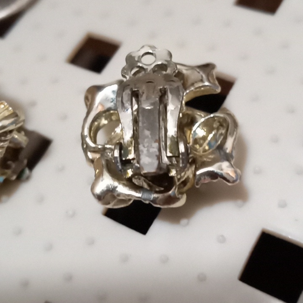 Vintage Stunning Costume jewelry earrings. - Picture 5 of 6